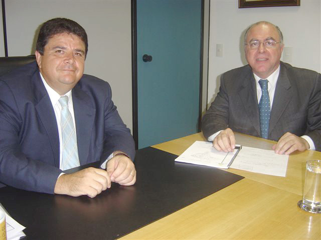 Mrcio Lopes de Freitas, presidente da Organizao das Cooperativas Brasileiras (OCB) e deputado Arnaldo Jardim<a style='float:right;color:#ccc' href='https://www3.al.sp.gov.br/repositorio/noticia/03-2008/jardim OCE.jpg' target=_blank><i class='bi bi-zoom-in'></i> Clique para ver a imagem </a>